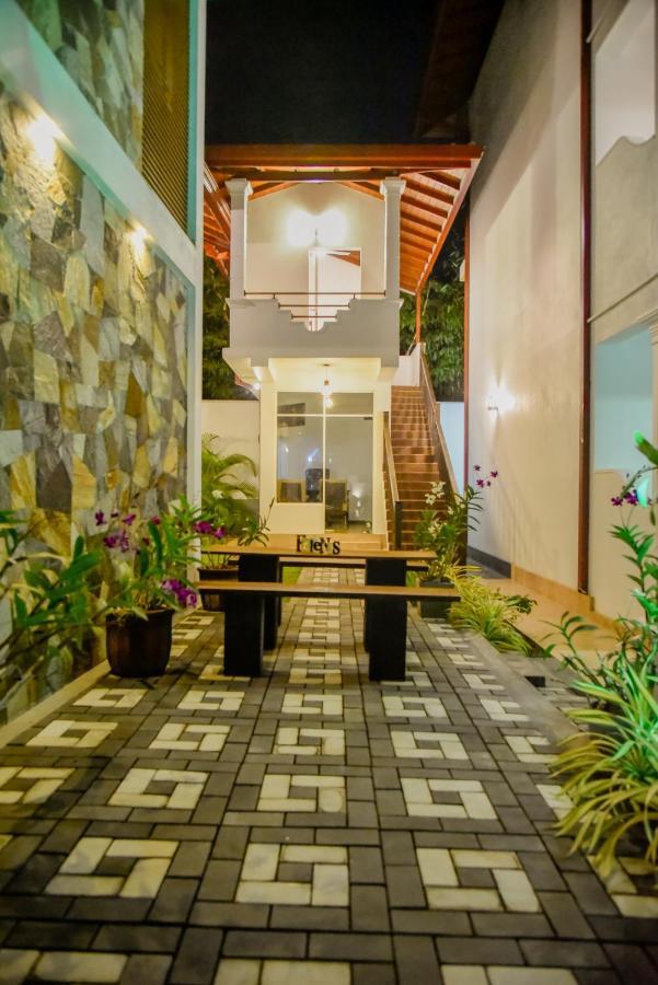 Villa De White Sambur Hikkaduwa Exterior photo